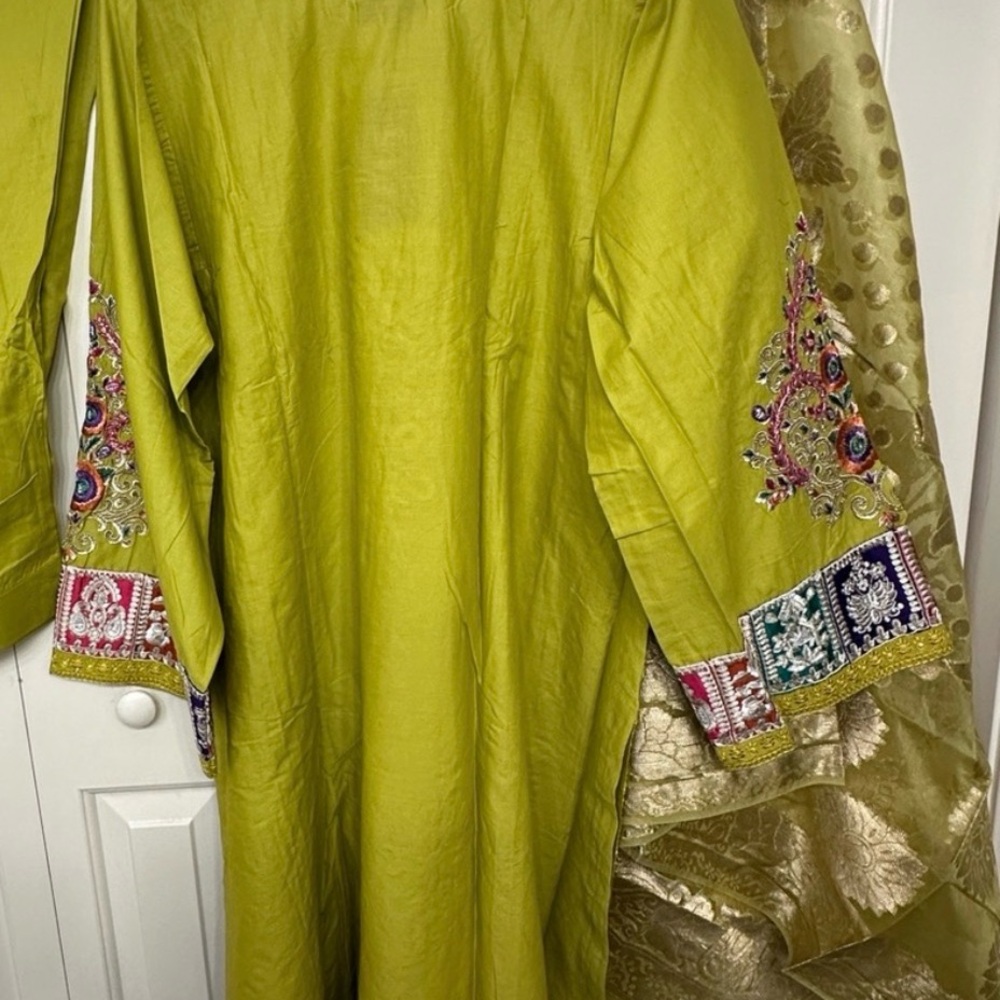 Embroidered mehendhi Traditional Pakistani 3 piece shalwar kameez - Picture 6 of 6